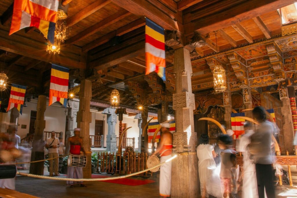 Ceremonia Thevawa en el Templo del Diente Sagrado Kandy