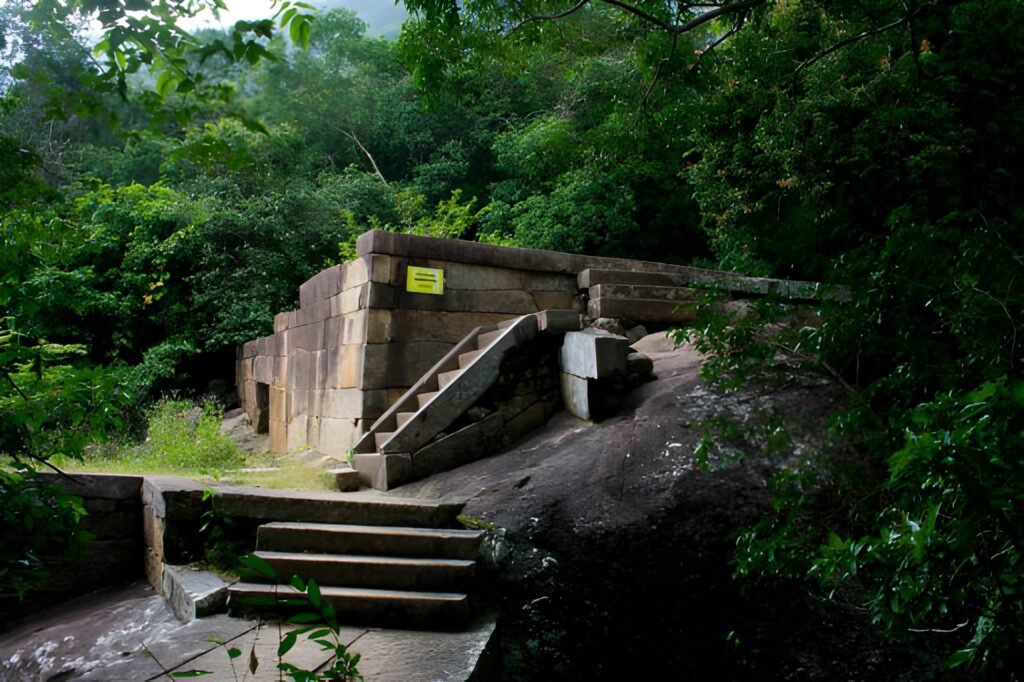 Ruinas monásticas de Ritigala entre bosque tropical Sri Lanka