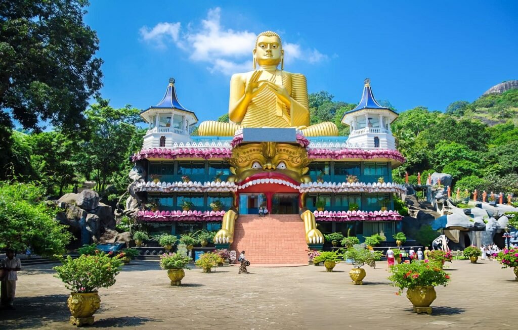 Dambulla cuevas templo rupestre Sri Lanka frescos Buda Patrimonio UNESCO guía español